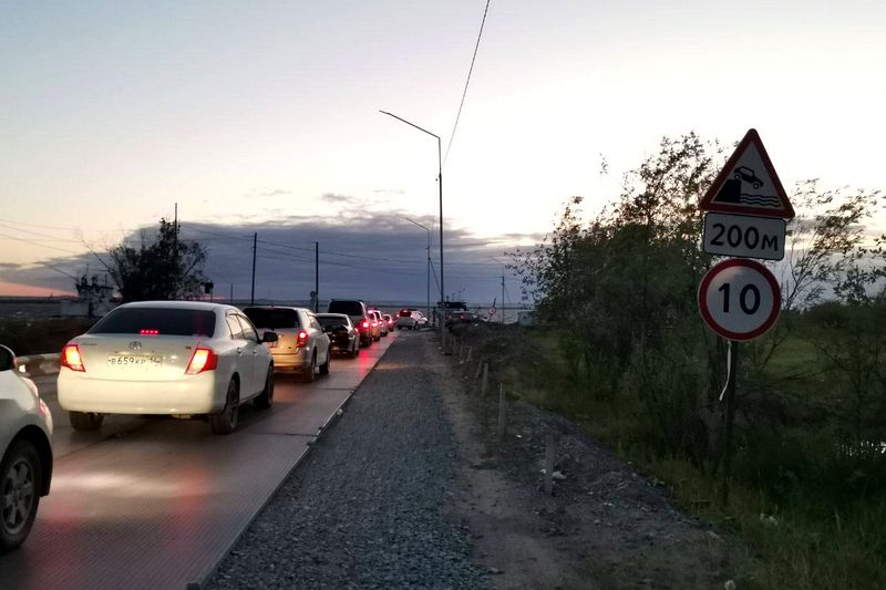 Очередь на паромную переправу Нижний Бестях