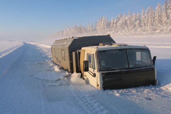 Камаз застрял во льду в Оймяконе