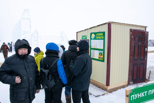 Возле контрольно-пропускного пункта
